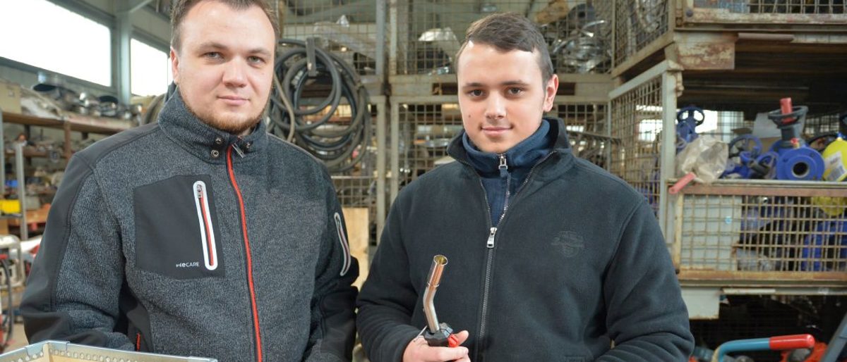 Azubi Harry Stankowitz (r.) mit Ausbilder Stefan Lange in der Werkstatt von SeWe in Stendal. Azubi Harry Stankowitz (r.) mit Ausbilder Stefan Lange in der Werkstatt von SeWe in Stendal.