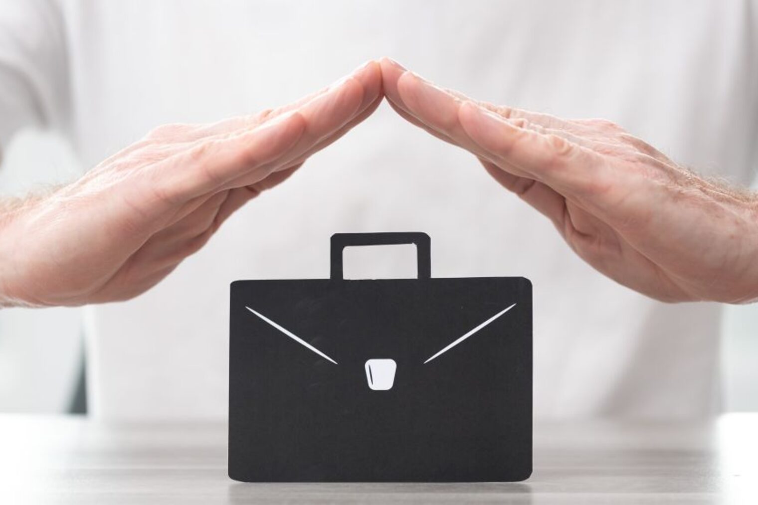 Hände schützen Koffer