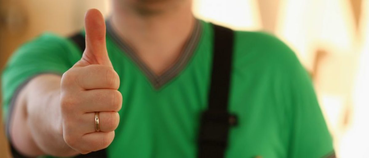Handwerker zeigt Daumen nach oben