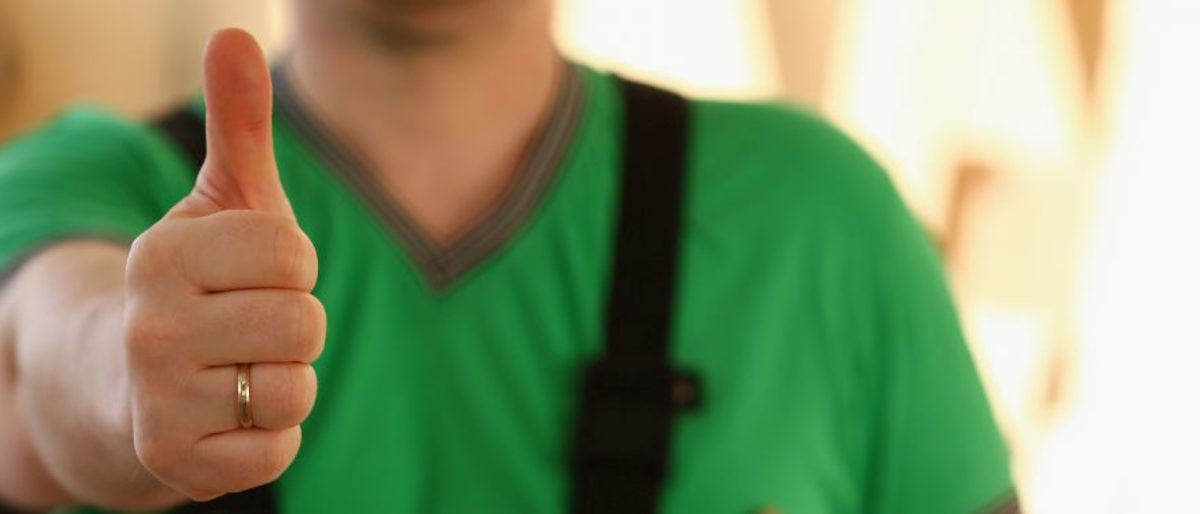 Handwerker zeigt Daumen nach oben