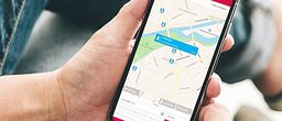 Hand hält Smartphone mit aktiviertem Lehrstellenradar 