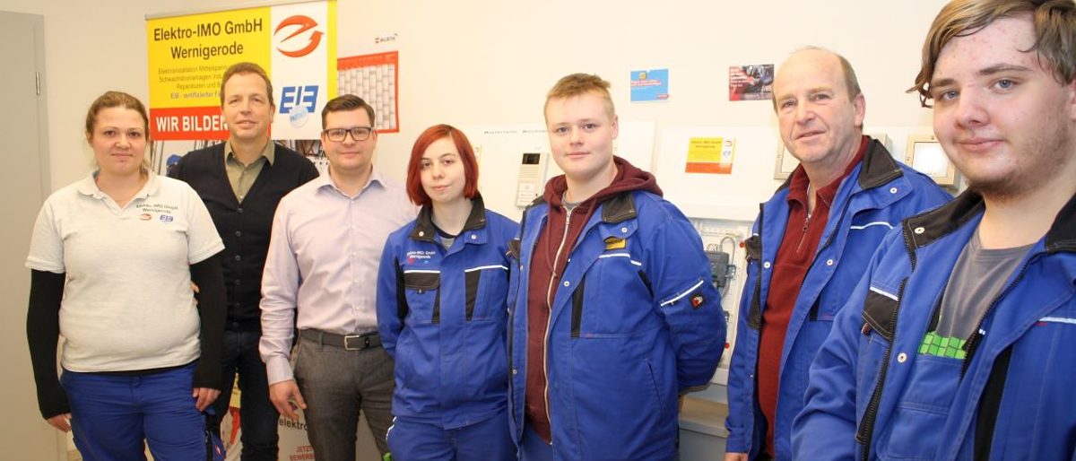 Aus dem Team von Elektro-IMO (v.l.): Azubi Franziska Bethge, Geschäftsführer Frank Klingert, Projektleiter Marcus Berger, Azubi Lea Weißgerber, Azubi Justin Dieck, Obermonteur Michael Pook, Azubi Marvin Köhler. Team Elektro IMO GmbH