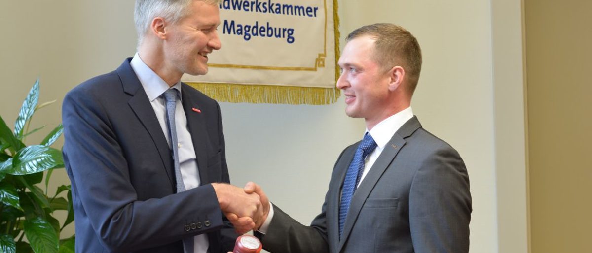 Sven Lukassek ist nun öffentlich bestellter und vereidigter Sachverständiger der Handwerkskammer Magdeburg. Burghard Grupe nahm den Eid ab. Sven Lukassek ist nun öffentlich bestellter und vereidigter Sachverständiger der Handwerkskammer Magdeburg. Burghard Grupe nahm den Eid ab.