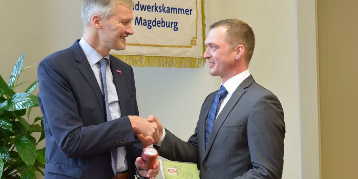 Sven Lukassek ist nun öffentlich bestellter und vereidigter Sachverständiger der Handwerkskammer Magdeburg. Burghard Grupe nahm den Eid ab. Sven Lukassek ist nun öffentlich bestellter und vereidigter Sachverständiger der Handwerkskammer Magdeburg. Burghard Grupe nahm den Eid ab.