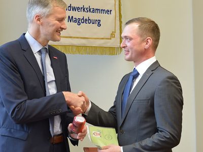 Sven Lukassek ist nun öffentlich bestellter und vereidigter Sachverständiger der Handwerkskammer Magdeburg. Burghard Grupe nahm den Eid ab.