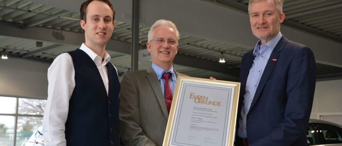V. l. Franz Träger (Bundessieger), Jens-Wolfram Träger Inhaber Träger Autohaus GmbH, Burghard Grupe Hauptgeschäftsführer der Handwerkskammer Magdeburg ZDH Urkundenübergabe Träger Autohaus