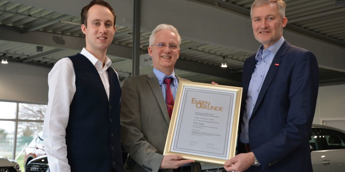 V. l. Franz Träger (Bundessieger), Jens-Wolfram Träger Inhaber Träger Autohaus GmbH, Burghard Grupe Hauptgeschäftsführer der Handwerkskammer Magdeburg ZDH Urkundenübergabe Träger Autohaus