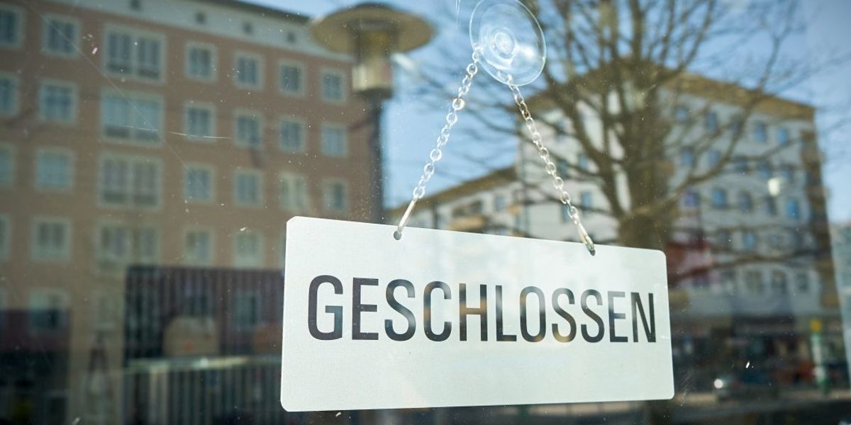 Schild mit der Aufschrift geschlossen am Schaufenster eines Geschäfts