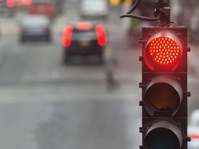 Rote Ampel im Straßenverkehr