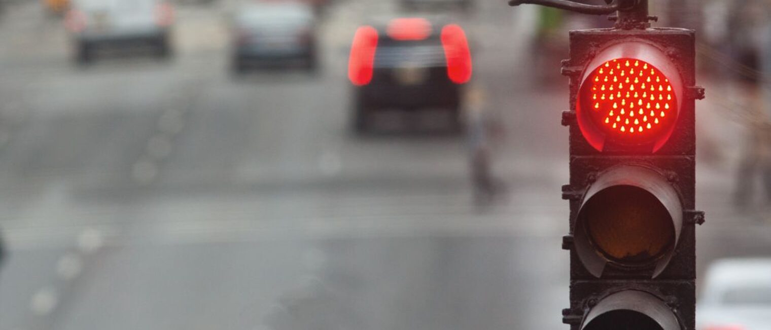 Rote Ampel im Straßenverkehr