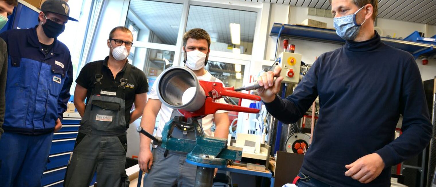 Im Berufsbildungszentrum der Handwerkskammer Magdeburg hat am 4. Mai die Überbetriebliche Lehrunterweisung wieder begonnen. Das Bild zeigt SHK-Ausbilder René Horst mit Teilnehmern des Kurses "Gerätetechnik Wasser". Im Berufsbildungszentrum der Handwerkskammer Magdeburg hat am 4. Mai die Überbetriebliche Lehrunterweisung wieder begonnen. Das Bild zeigt SHK-Ausbilder René Horst mit Teilnehmern des Kurses "Gerätetechnik Wasser".