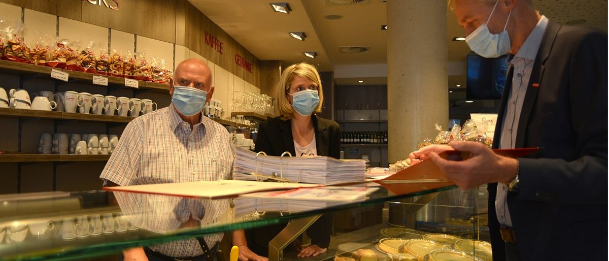 Lothar Sprung (v.l.) und Jacqueline Sprung erläutern Burghard Grupe den bürokratischen Aufwand in der Corona-Krise. Unterlagen für das Kurzarbeitergeld für nur einen Monat füllen einen Aktenordner. Lothar Sprung (v.l.) und Jacqueline Sprung erläutern Burghard Grupe den bürokratischen Aufwand in der Corona-Krise. Unterlagen für das Kurzarbeitergeld für nur einen Monat füllen einen Aktenordner.