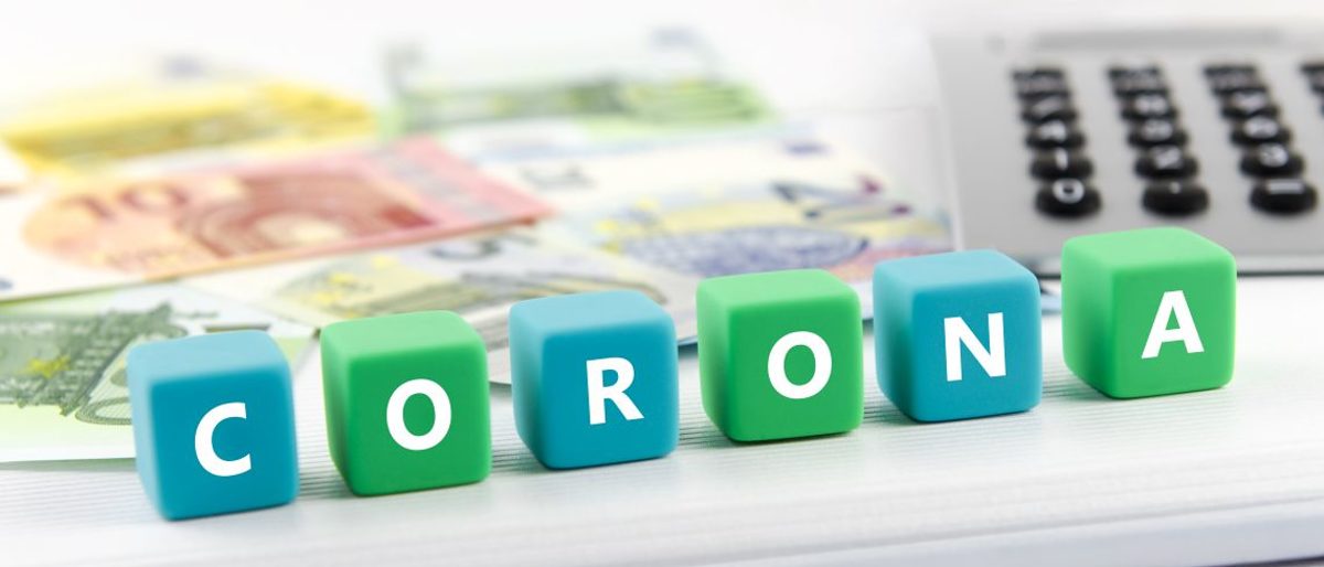 Corona Finanzhilfe: Taschenrechner und Geld