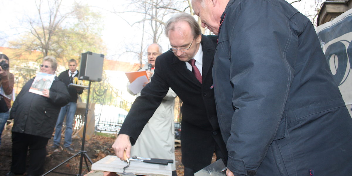 Wirtschaftsminister Dr. Reiner Haseloff und Präsident Werner Vesterling legen den Grundstein für das Haus des Handwerks.