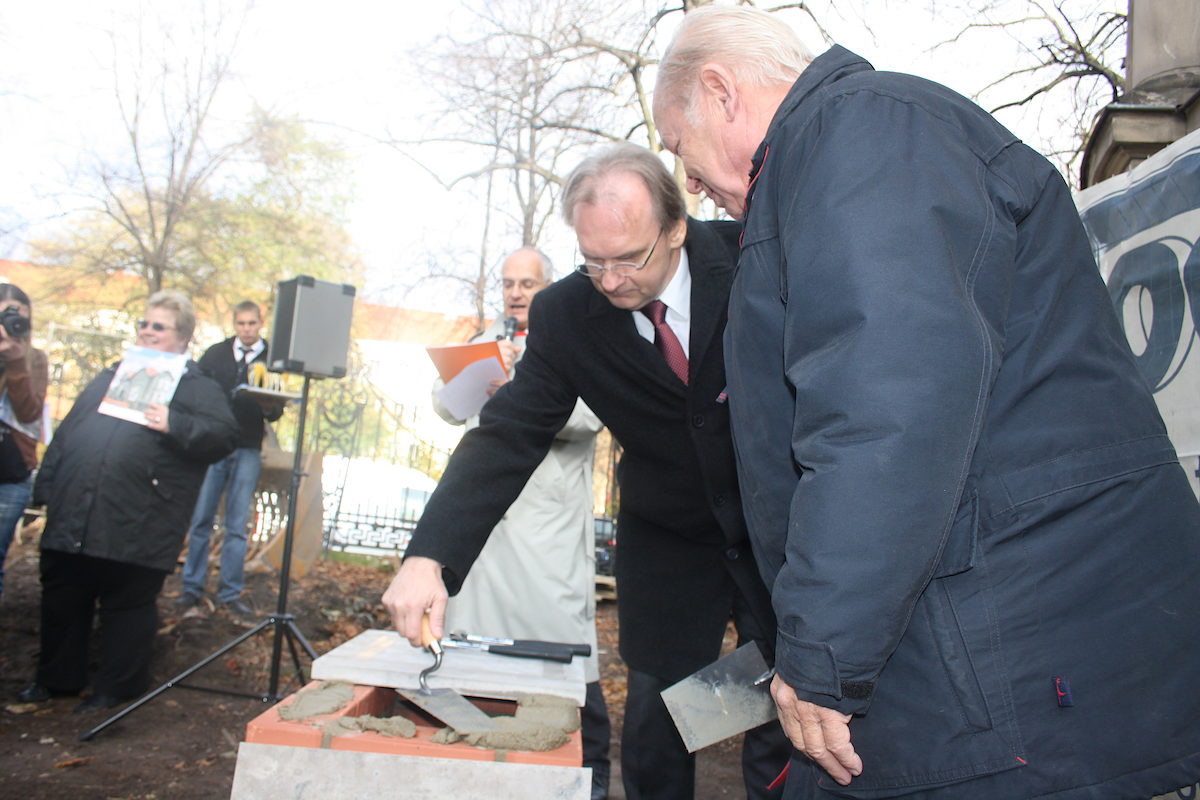 Wirtschaftsminister Dr. Reiner Haseloff und Präsident Werner Vesterling legen den Grundstein für das Haus des Handwerks.