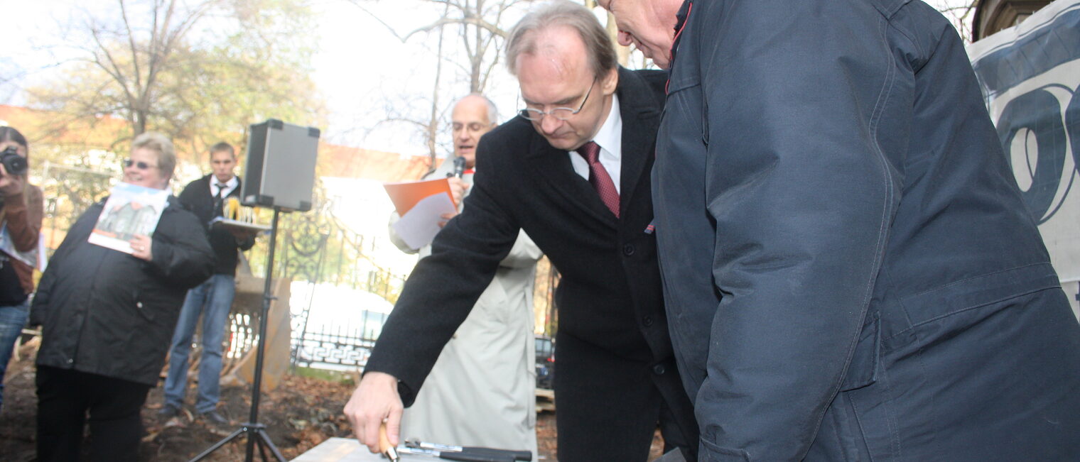 Wirtschaftsminister Dr. Reiner Haseloff und Präsident Werner Vesterling legen den Grundstein für das Haus des Handwerks.