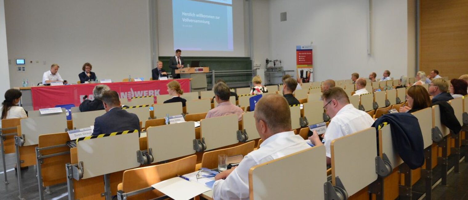 Die Vollversammlung der Handwerkskammer in Magdeburg fand wegen der Abstandsregeln zur Coronakrise erstmals in einem Hörsaal der Otto-von-Guericke-Universität statt.