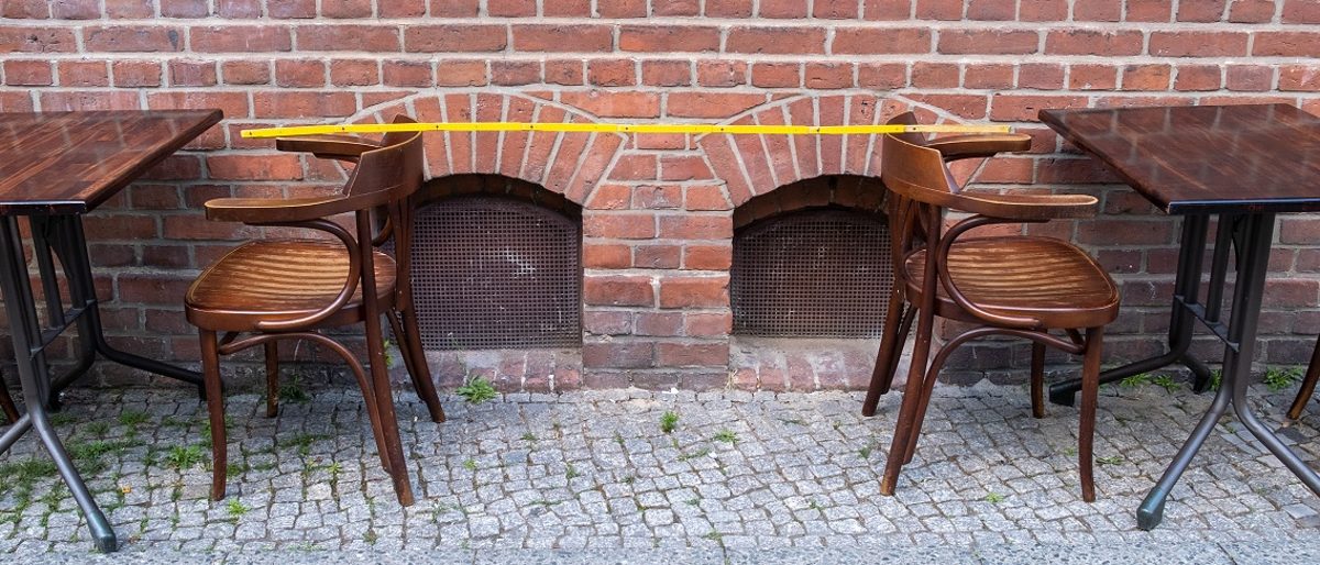 Coronakrise Stühle Abstand