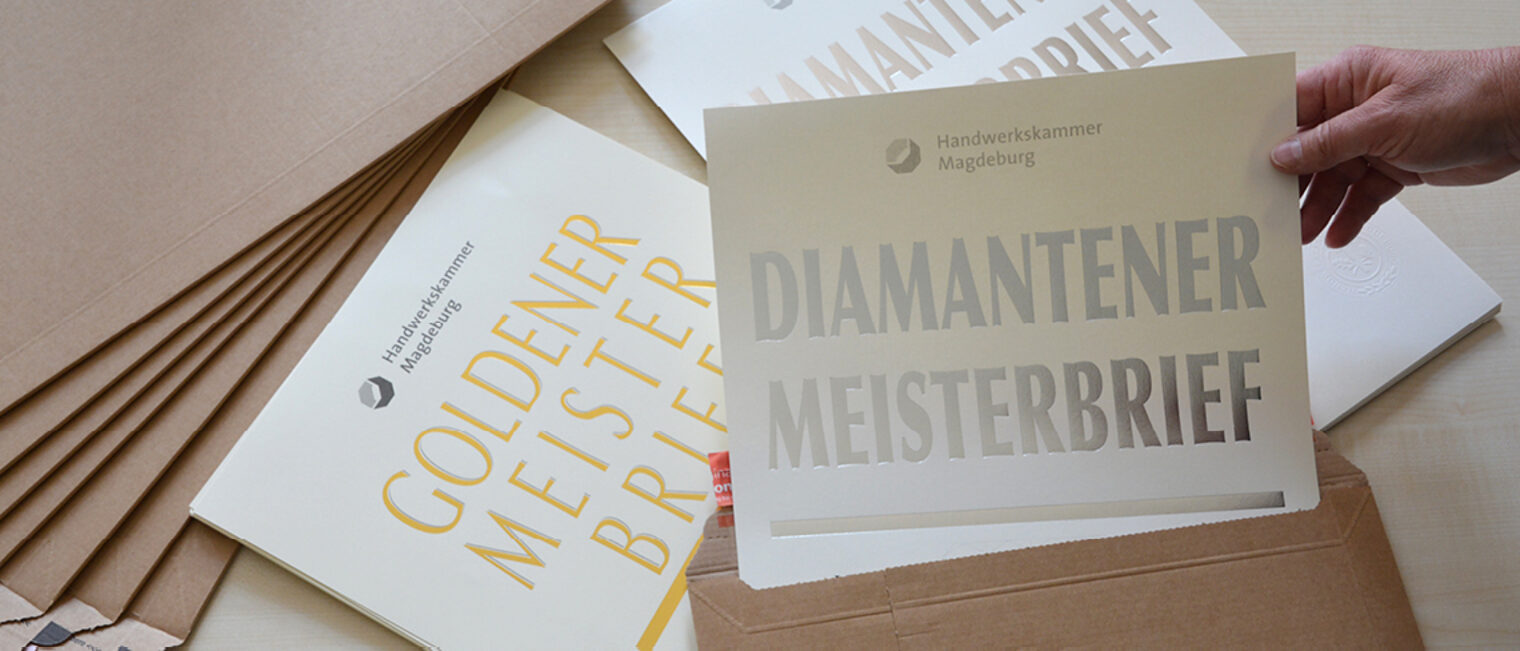 Urkunden werden in Briefumschlag gesteckt.