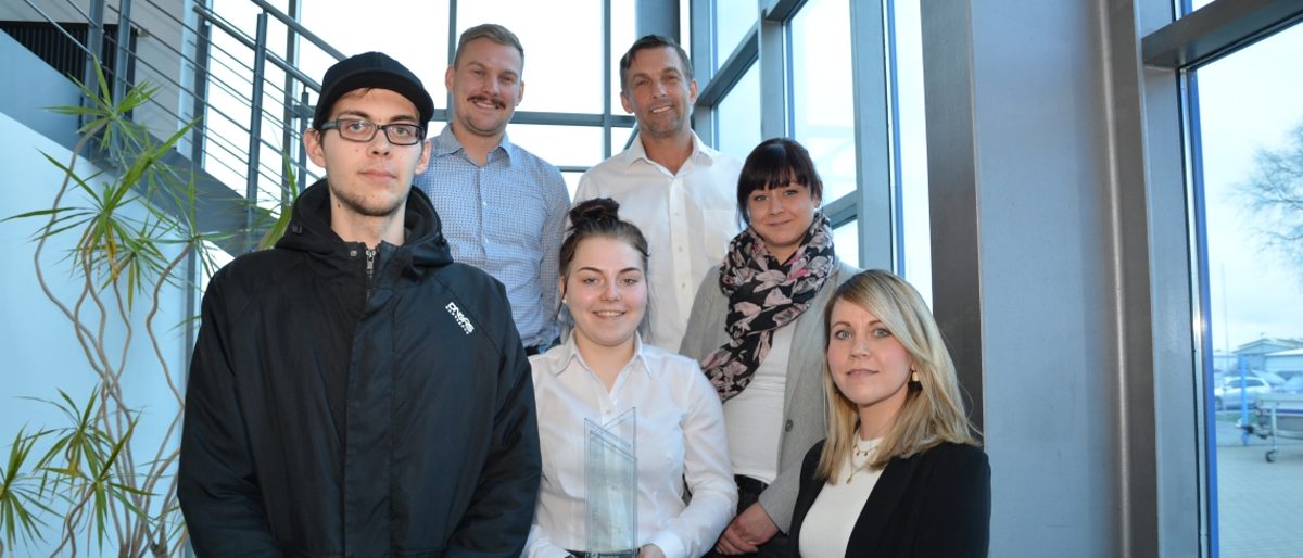 Aus dem Team der Niebuhr Stahlglastechnik GmbH (v.l.): Azubi Maurice Schulze (21), Geschäftsführer Michael Niebuhr, Azubi Chantal Bäthge (17), Geschäftsführer Maik Niebuhr, Controllerin Anika Drescher und Personalerin Claudia Hackler. Aus dem Team der Niebuhr Stahlglastechnik GmbH (v.l.): Azubi Maurice Schulze (21), Geschäftsführer Michael Niebuhr, Azubi Chantal Bäthge (17), Geschäftsführer Maik Niebuhr, Controllerin Anika Drescher und Personalerin Claudia Hackler.