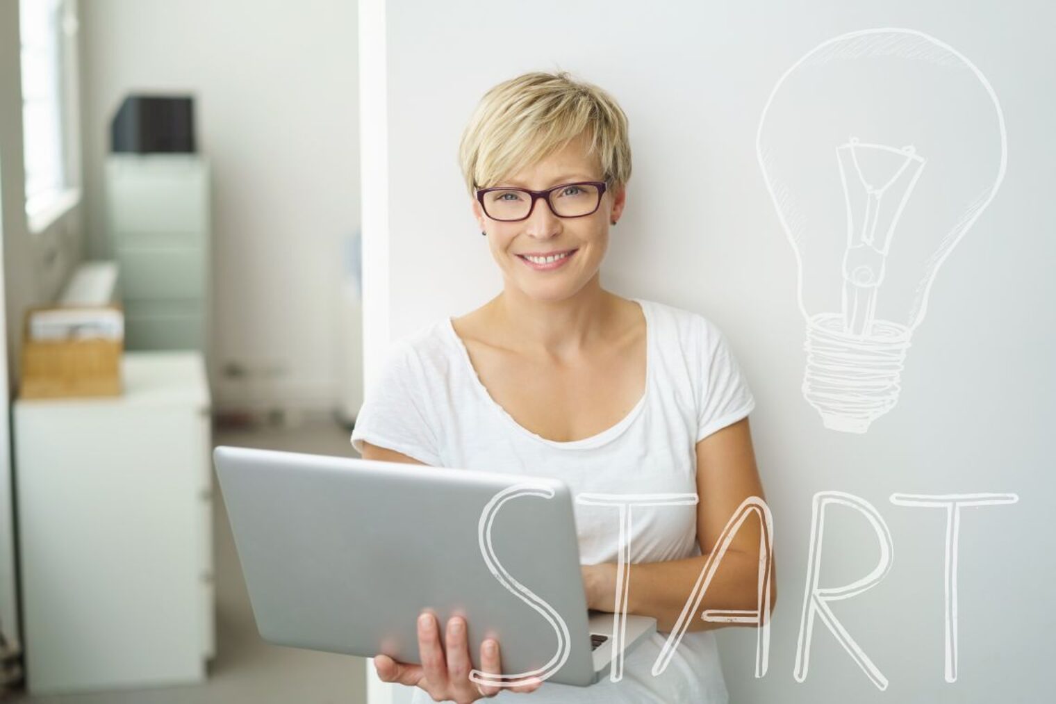 Motivierte Existenzgründerin in ihrem Büro