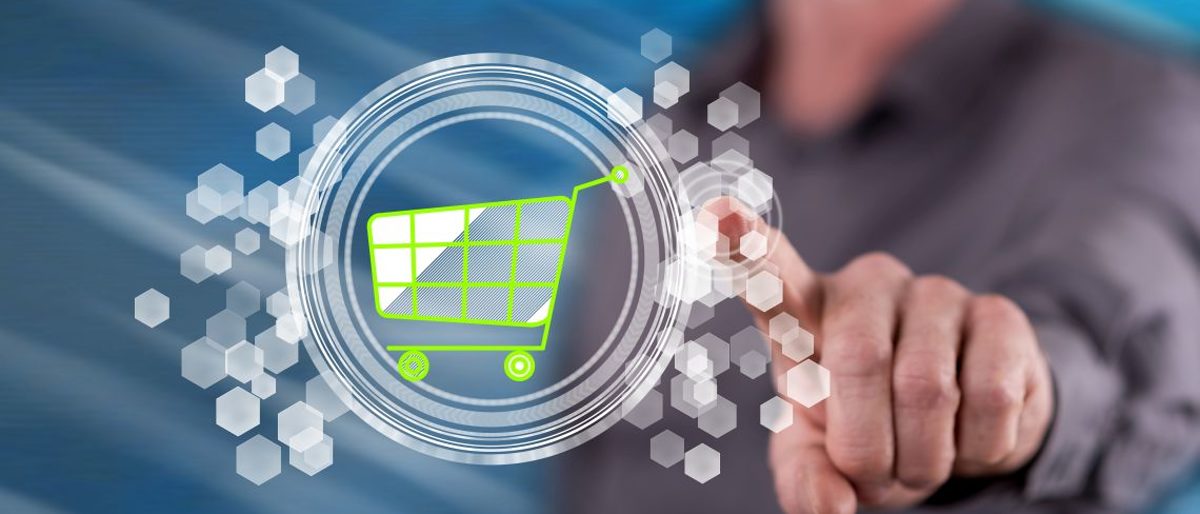 Mann berührt E-Commerce System auf einem Touch Screen mit seinem Finger