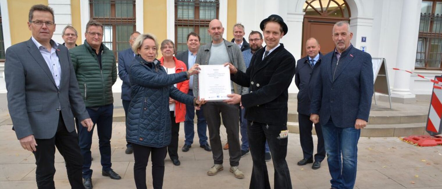 Zimmerer- und Tischlermeister Christian Lellau aus Osterwieck überreichte den Ordner mit fast 2000 Unterschriften an die Vorsitzende des Landtagsausschusses für Petitionen, Christina Buchheim.