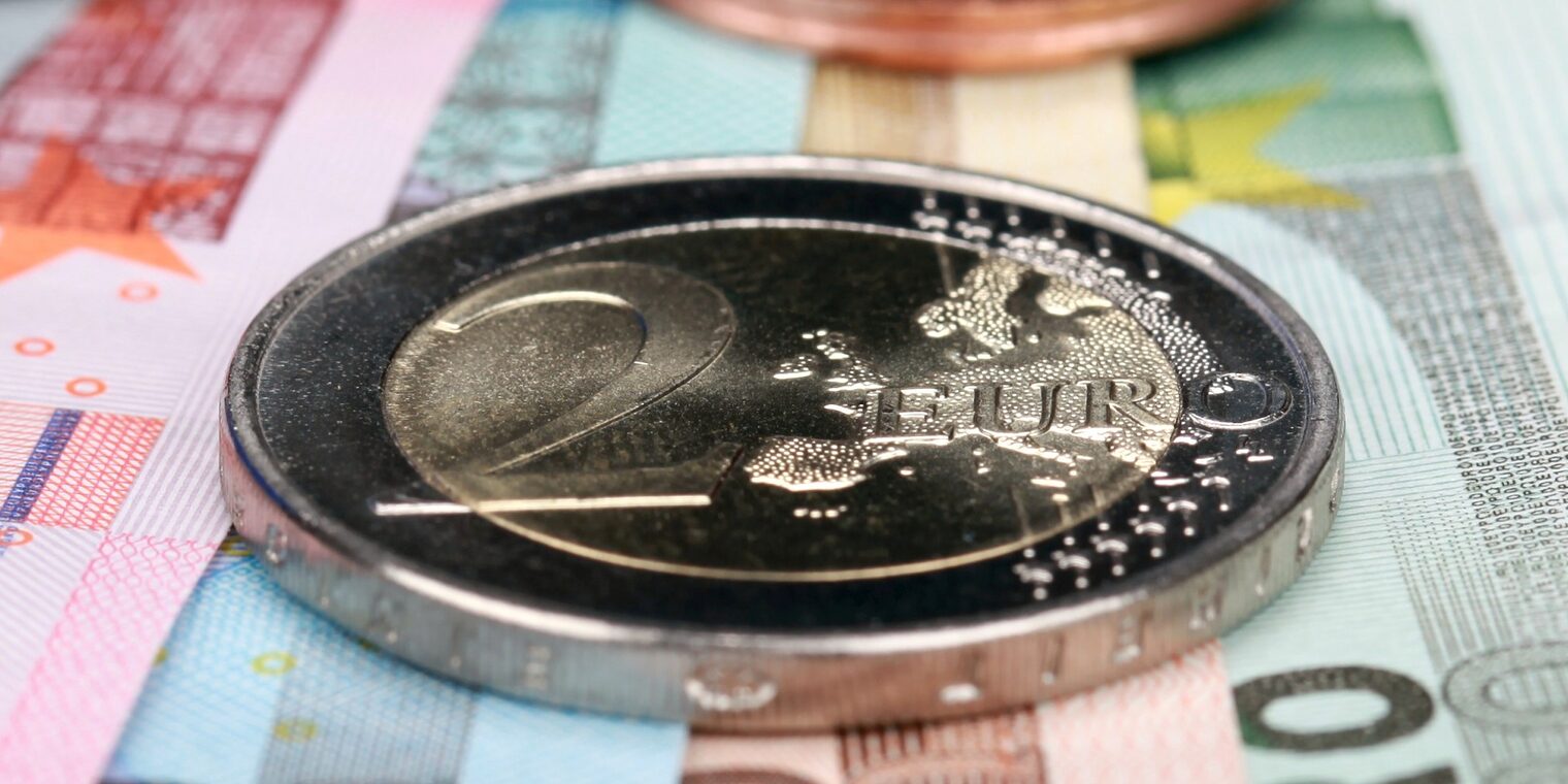 Zwei Euro Münze liegt auf mehreren Euro Scheinen Schlagwort(e): Geld, Euro, Münze, Geldscheine, Geldschein, Europa, zwei, 2, Hartgeld, Schein, Scheine, Münzen, Euros, zahlen, bezahlen, Währung, Finanzen, Bank, Banken, Business, Wirtschaft, Finanzierung, finanzieren, kaufen, kauf, kosten, preis, Note, Banknote, Banknoten, sparen, Erspartes, EU, Europäische Union, geld, euro, mnze, geldscheine, geldschein, europa, zwei, 2, hartgeld, schein, scheine, mnzen, euros, zahlen, bezahlen, whrung, finanzen, bank, banken, business, wirtschaft, finanzierung, finanzieren, kaufen, kauf, kosten, preis, note, banknote, banknoten, sparen, erspartes, eu, europische union