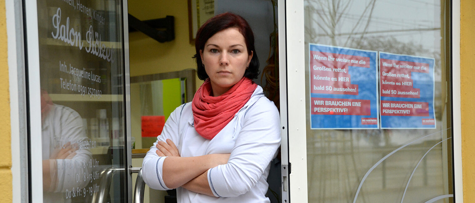 Jaqueline Lucas vor dem Salon St&ouml;tzer in Magdeburg. Sie beteiligt sich an der Schaufenster-Aktion in Sachsen-Anhalt am Freitag, 5. Februar 2021.