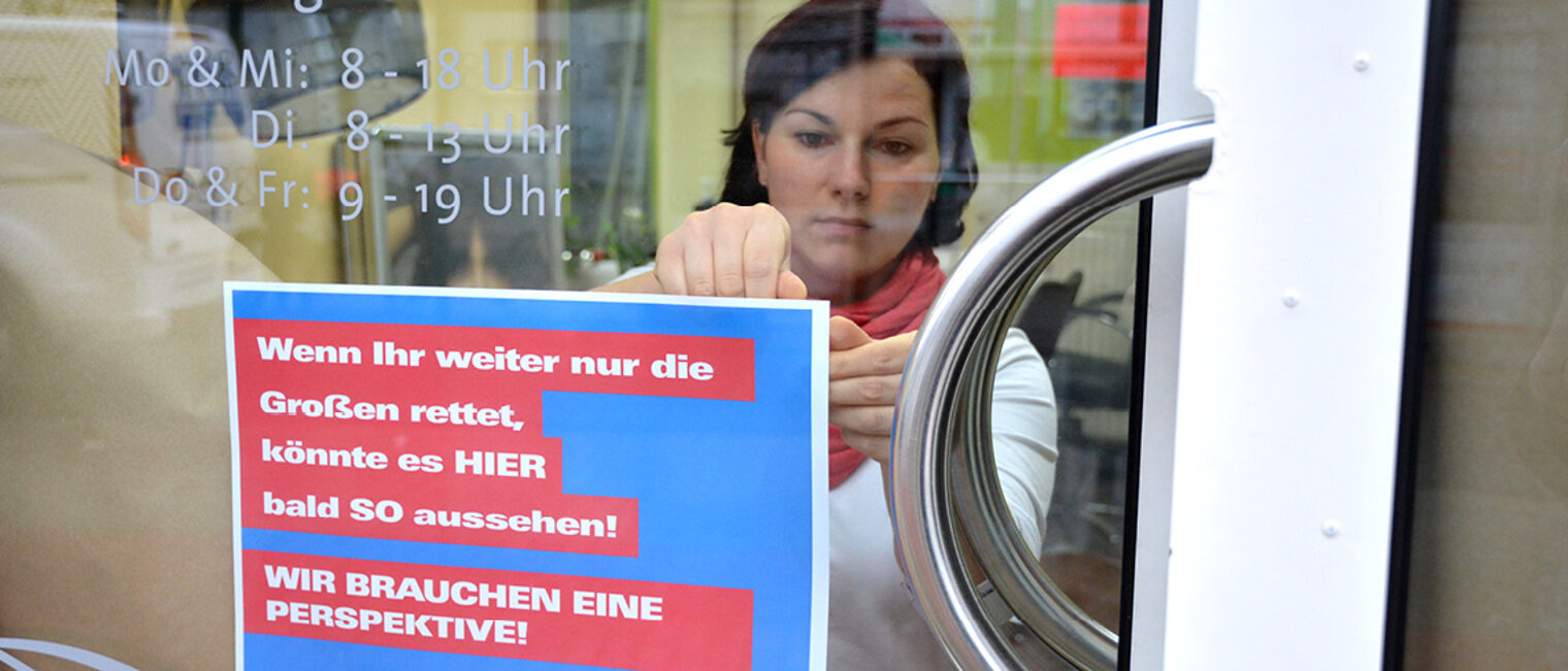 Jaqueline Lucas vor dem Salon Stötzer in Magdeburg. Sie beteiligt sich an der Schaufenster-Aktion in Sachsen-Anhalt am Freitag, 5. Februar 2021.