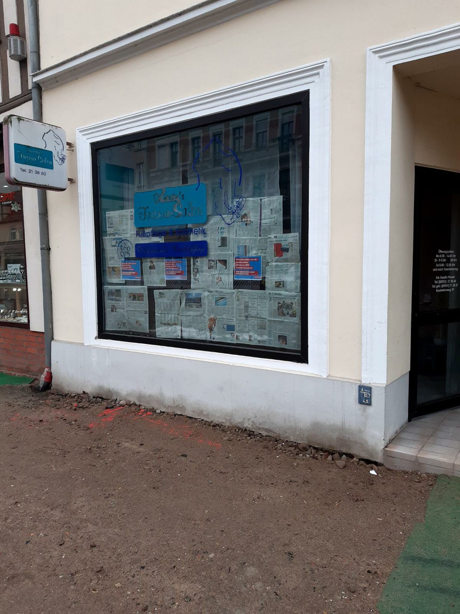 Auch Obermeisterin Kerstin Prause hat das Schaufenster ihres Salons in Stendal mit den Aktions-Plakaten beklebt.