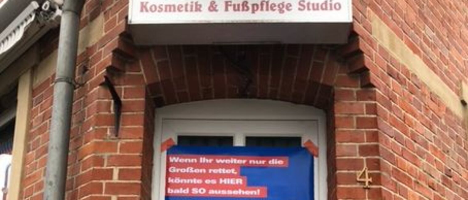 Wer in &iquest;Grabes Kosmetik und Fu&szlig;pflege Studio&iquest; in Blankenburg m&ouml;chte, kommt am gro&szlig;en Aktions-Plakat an der Eingangst&uuml;r nicht vorbei.