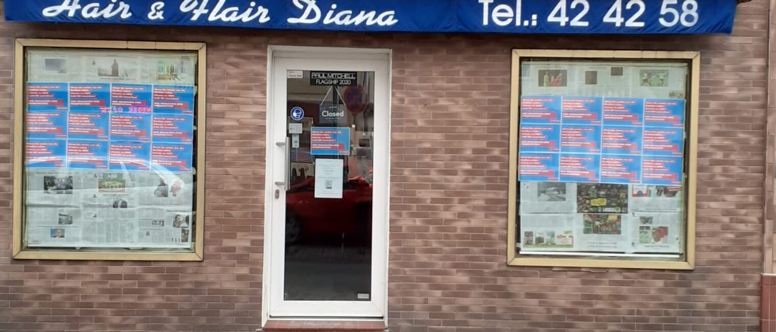 Kein Durchblick mehr am Schaufenster von "Hair &amp; Flair Diana" von Diana und Nadine Axt.