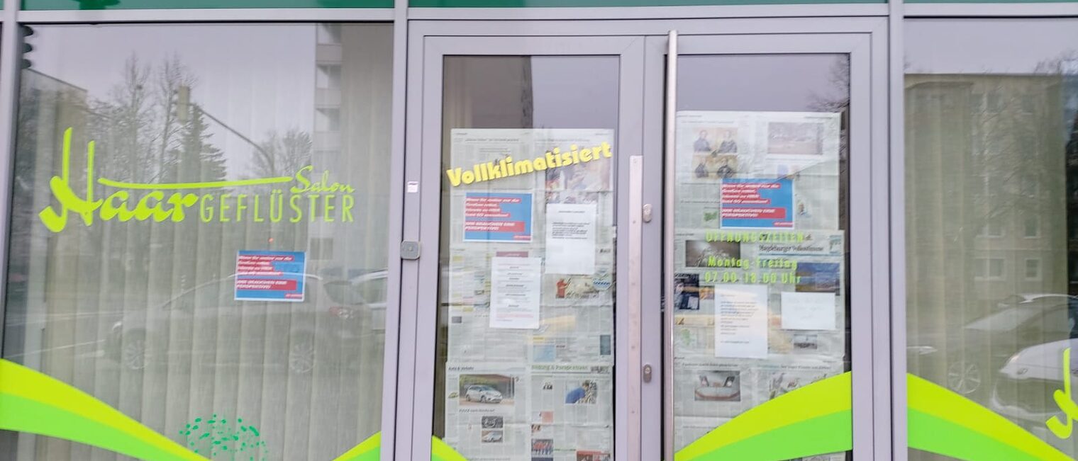 Auch Friseurin Simone Poppe hat ihren Salon in Magdeburg mit den Aktions-Plakaten beklebt.