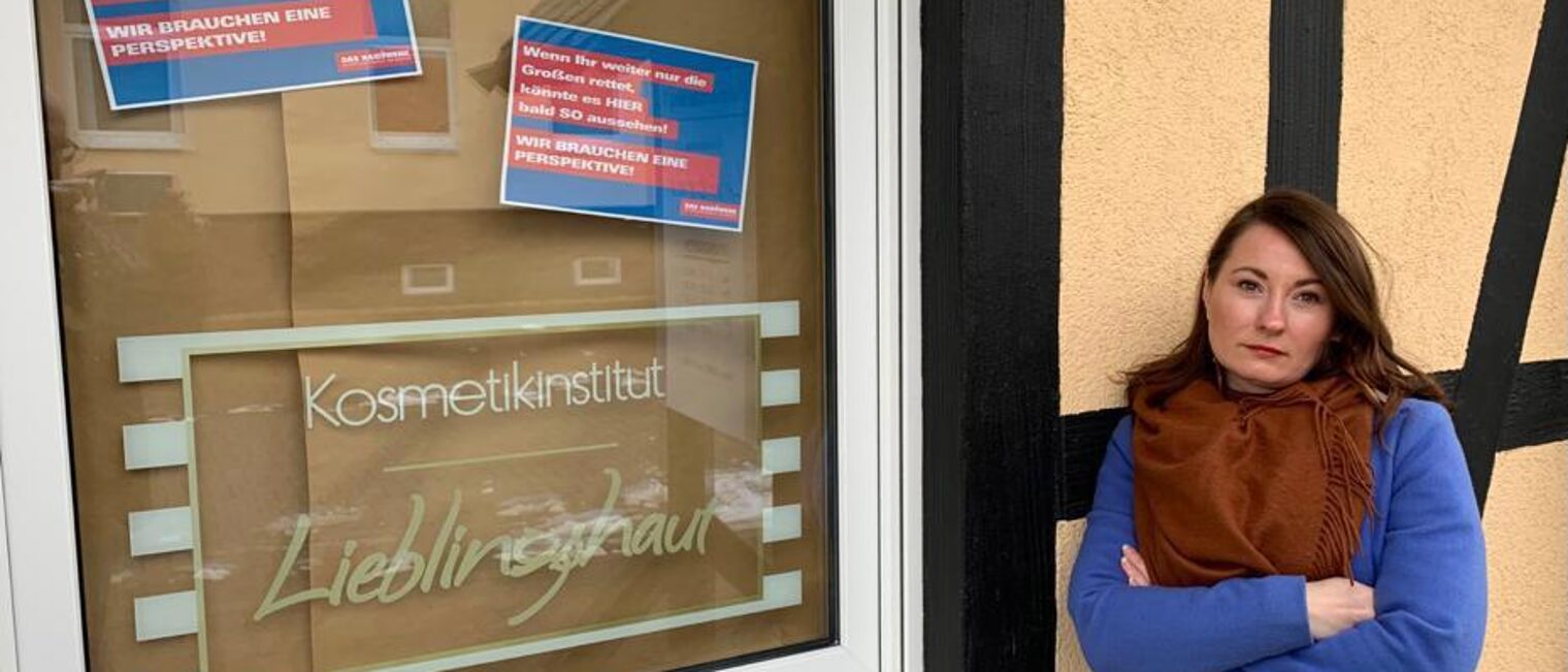 Kosmetikerin Kati Friedrich hat die Schaufenster ihres Betriebes in Gardelegen ebenfalls pr&auml;pariert.