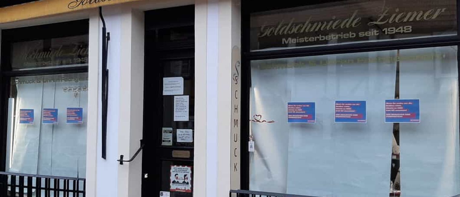 Nicht nur das Friseurhandwerk nimmt an der Schaufenster-Aktion teil. Auch anderen Gewerke sind aufgerufen und beteiligen sich - so, wie Goldschmiedin Anke Ziemer aus Tangerm&uuml;nde.