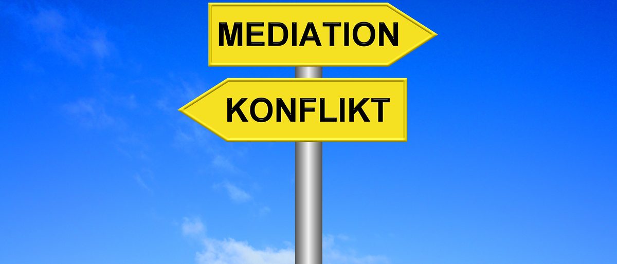 Schild Wegweiser: Konflikt / Mediation