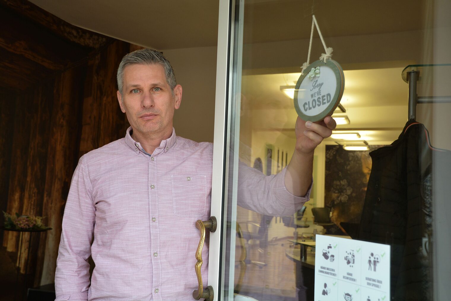 Friseurmeister Oliver Kantelhardt aus Halberstadt in seinem Salon. 