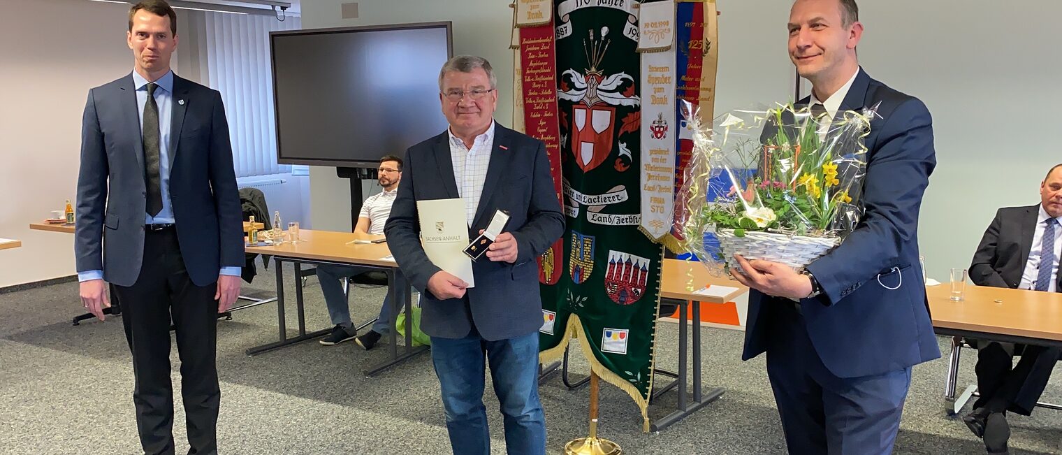 Landrat Steffen Burchhardt (l.)überreichte die Ehrennadel an Konrad Zahn (M.), Ortschef Jens Hünerbein gratulierte. Landrat Steffen Burchhardt (l.)überreichte die Ehrennadel an Konrad Zahn (M.), Ortschef Jens Hünerbein gratulierte.