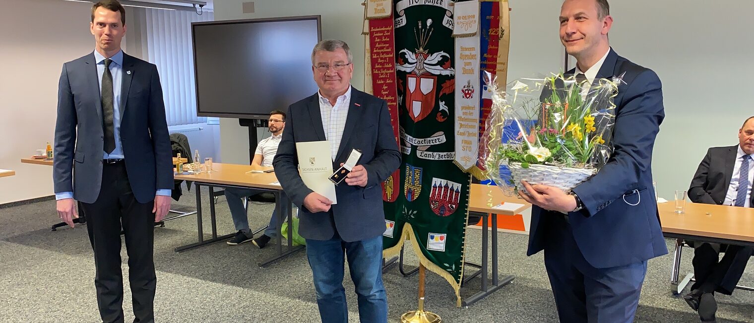 Landrat Steffen Burchhardt (l.)überreichte die Ehrennadel an Konrad Zahn (M.), Ortschef Jens Hünerbein gratulierte.