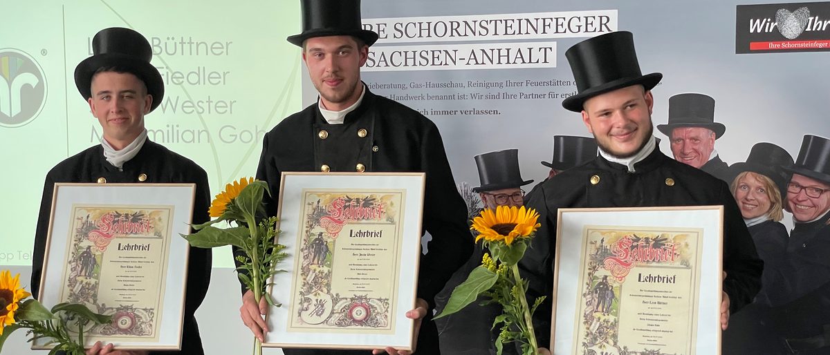 Schornsteinfegerhandwerk: Kilian Fiedler, Justin Wester und Leon Büttner wurden im Rahmen einer Feierstunde freigesprochen. Schornsteinfegerhandwerk: Kilian Fiedler, Justin Wester und Leon Büttner wurden im Rahmen einer Feierstunde freigesprochen.