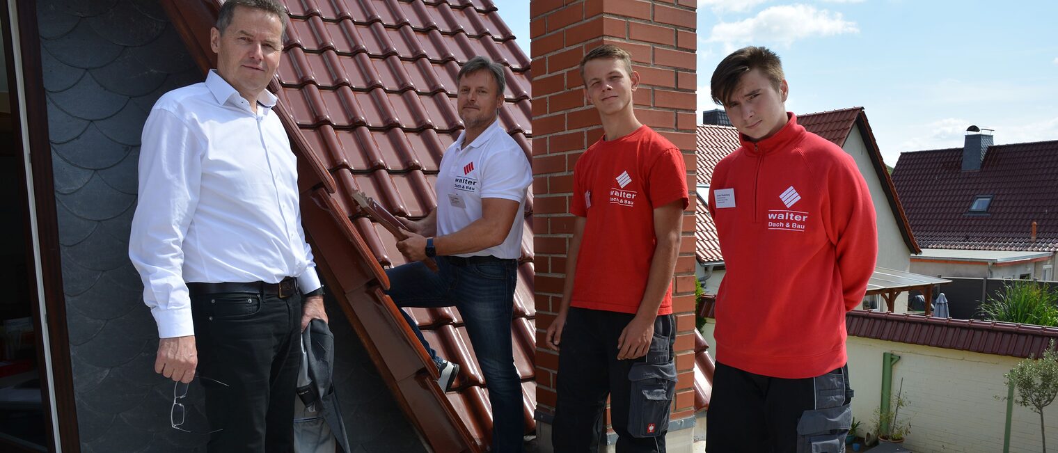 Pressetermin zum Start des Ausbildungsjahrs auf dem Dach von Walter Dach & Bau in Nachterstedt mit Handwerkskammer-Präsident Hagen Mauer, Inhaber Dennis Walter und den Azubis Kevin Kühne und Justin Bodenburg (v. l.). Pressetermin zum Start des Ausbildungsjahrs auf dem Dach von Walter Dach & Bau in Nachterstedt mit Handwerkskammer-Präsident Hagen Mauer, Inhaber Dennis Walter und den Azubis Kevin Kühne und Justin Bodenburg (v. l.).