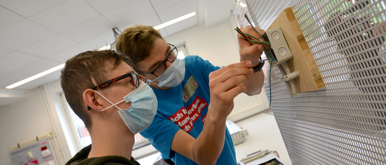 Ziemlich spannend war es in der Werkstatt der Elektrotechniker im Berufsbildungszentrum der Handwerkskammer Magdeburg.