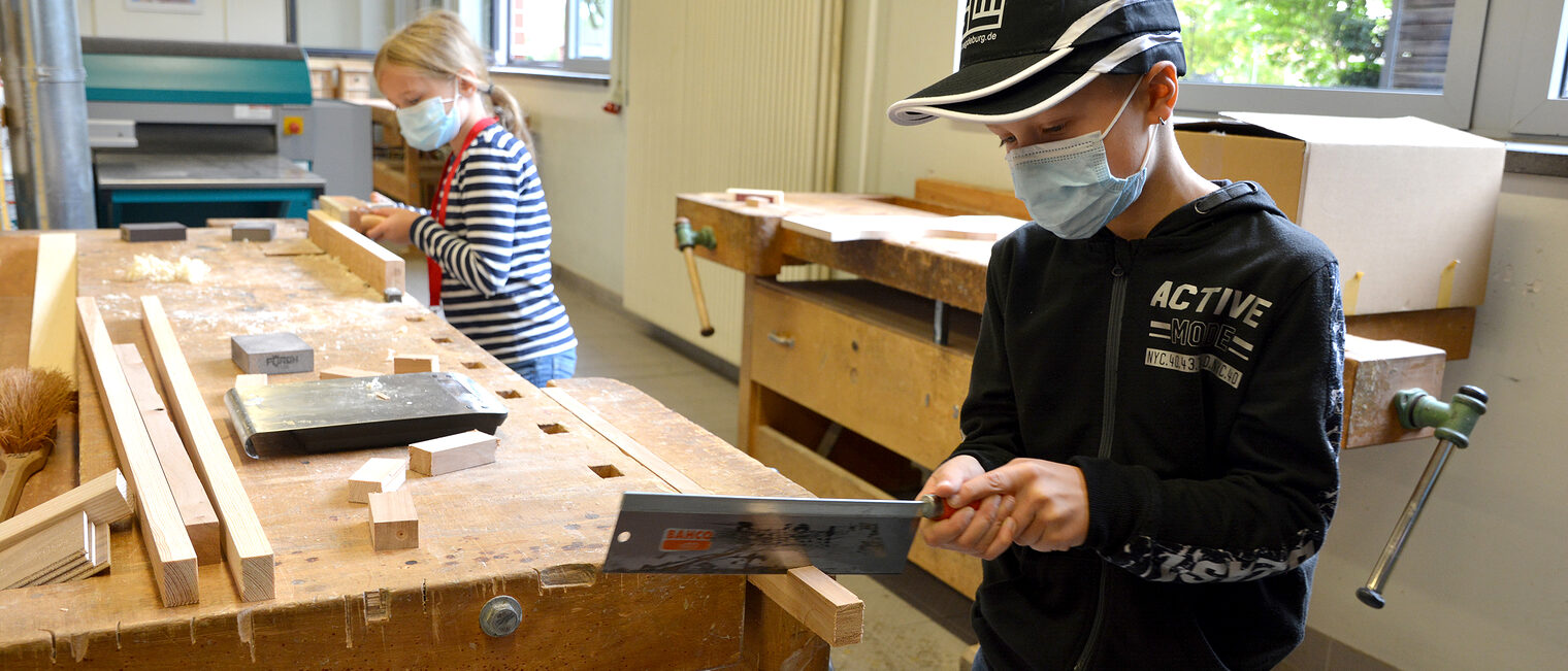 Fr&uuml;h &uuml;bt sich auf der HANDWERK4YOU, wer sp&auml;ter mal Handwerker werden will.