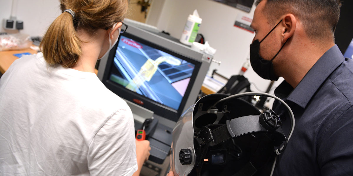 Die Mitarbeiter der Schweißtechnischen Lehranstalt Magdeburg aus Barleben rückten bei der HANDWERK4YOU gleich mit einem virtuellen Schweißgerät an. Das kommt immer mehr bei Übungen zum Einsatz. Die Mitarbeiter der Schweißtechnischen Lehranstalt Magdeburg aus Barleben rückten bei der HANDWERK4YOU gleich mit einem virtuellen Schweißgerät an. Das kommt immer mehr bei Übungen zum Einsatz.