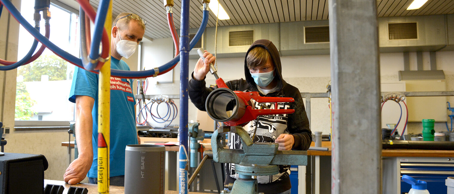 Rohre zuschneiden - eine der T&auml;tigkeiten, die in der Ausbildung im Bereich der Sanit&auml;r-, Heizungs- und Klimatechnik eine wichtige Rolle spielt.