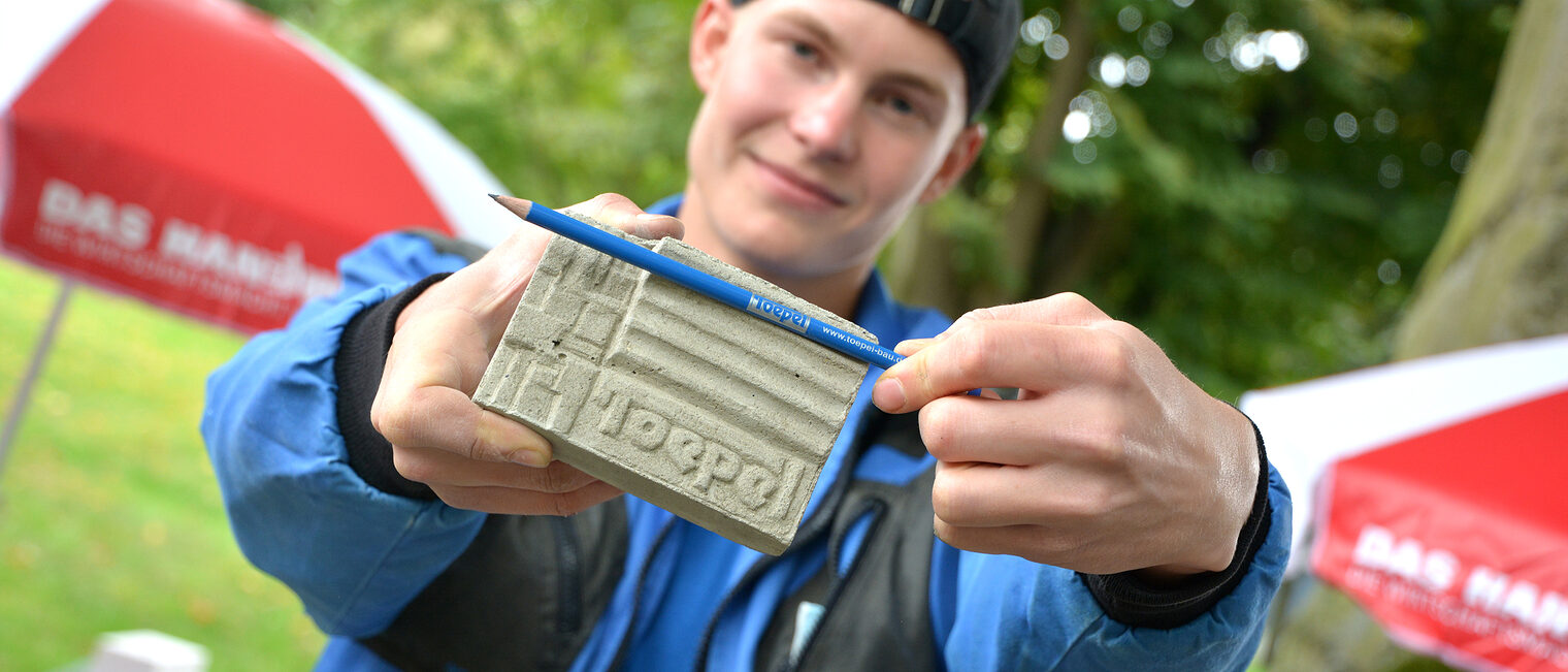 Toepel Bau GmbH hatte gleich zwei Azubis mit dabei. Beide Jugendlichen standen den Besuchern der HANDWERK4YOU Rede und Antwort.