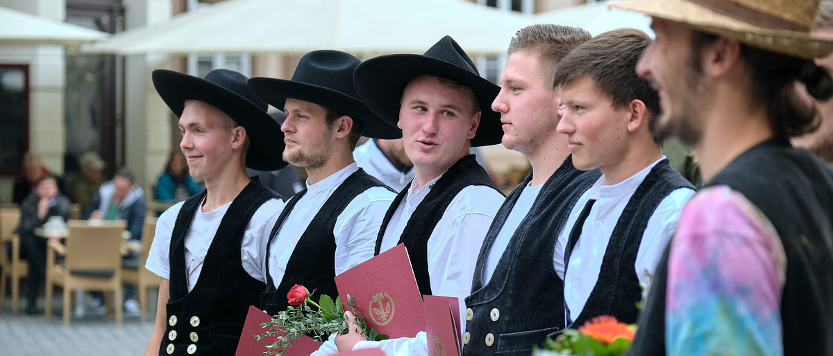 Von den Zimmerern haben alle Lehrlinge das prüfungsziel erreicht und den Abschluss bestanden. 63 angehende Junghandwerker haben am Montag im Rathaus ihre Gesellenbriefe überreicht bekommen. Von den Zimmerern haben alle Lehrlinge das prüfungsziel erreicht und den Abschluss bestanden. Foto: Frank Drechsler
