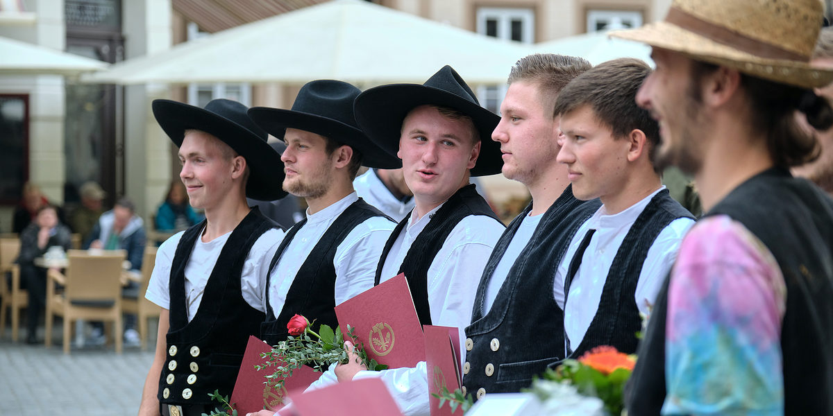 Von den Zimmerern haben alle Lehrlinge das prüfungsziel erreicht und den Abschluss bestanden. 63 angehende Junghandwerker haben am Montag im Rathaus ihre Gesellenbriefe überreicht bekommen. Von den Zimmerern haben alle Lehrlinge das prüfungsziel erreicht und den Abschluss bestanden. Foto: Frank Drechsler