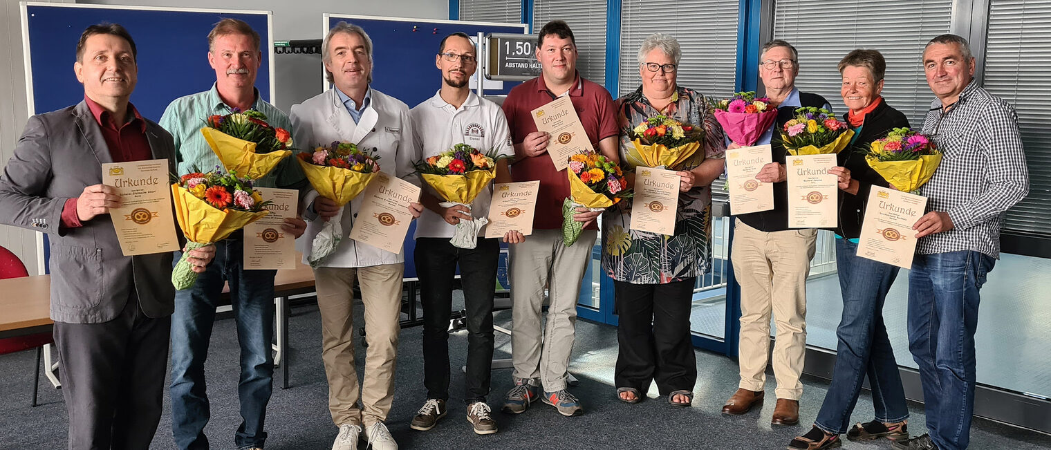 Ehrung mit dem Gütesiegel 2021, v. l. n. r. Bäckermeister Manfred Stelmecke, Bäckermeister Hartwig Behrens, Bäckermeister Helge Sommerwerk, Bäckermeister Denni Nitzschke, Bäckermeister Stefan Kirn, Bäckermeisterin Gerhild Fischer, Bäckermeister Ulrich Rode, Michaela Delorme, Bäckermeister Olaf Buchholz; es fehlen Bäckermeister David Bahrendt und Bäckermeister Matthias Thieme